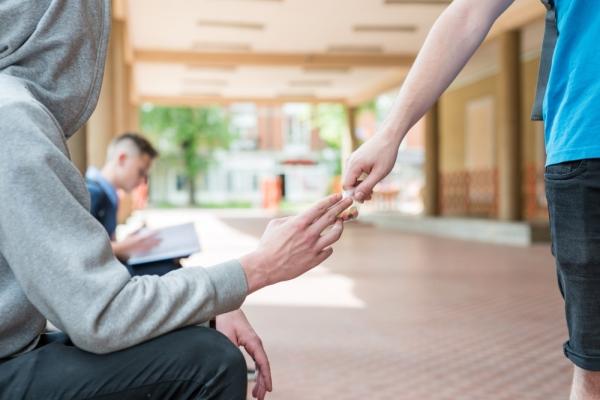 20 سنة سجنا نافذا تنتظر مروجي المخدرات قرب أبواب المدارس